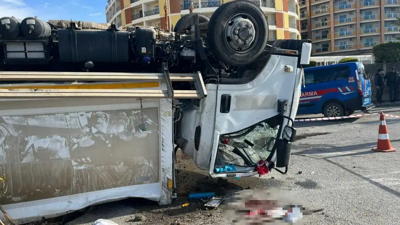 Alanya’da Çöp Kamyonu Çarpışma Sonrası Takla Atarak Devrildi 6